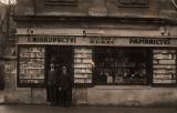 Portál knihkupectví O. J. Bukač v Ústí nad Labem, ve dveřích vlevo majitel Otomar J. Bukač (20. léta 20. stol.) 